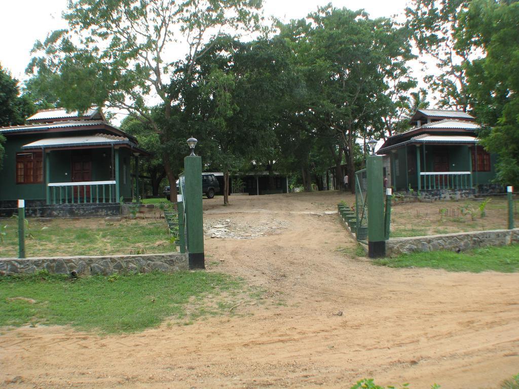 Katagamuwa Rest Hotel Kataragama Exterior photo